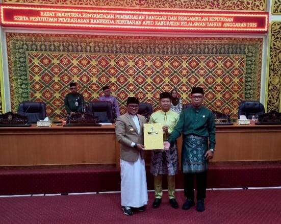Ketua DPRD Pelalawan H. Syafrizal SE dalam rapat paripurna APBD- P 2025